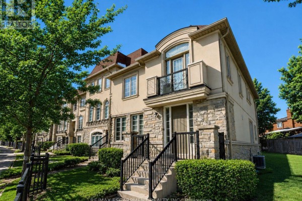 131 Robert Speck Parkway, Mississauga, ON, photo 2