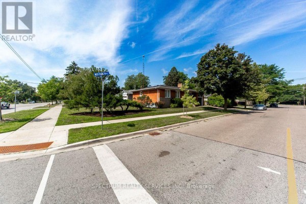 131 West Deane Park Drive, Toronto, ON, photo 2