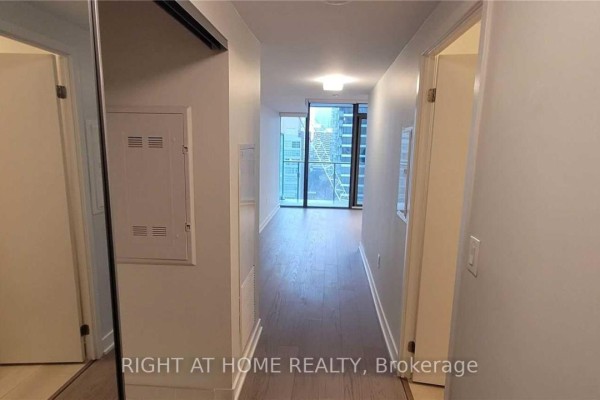 Dining room - 1310 - 11 Wellesley Street W, Toronto, ON M4Y1E8 Photo 2