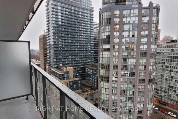 1310 - 11 Wellesley Street W, Toronto, ON M4Y1E8 Photo 5