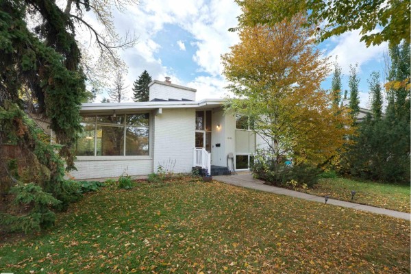 Family room - 13103 Grand View Dr Nw, Edmonton, AB T6H4K7 Photo 4