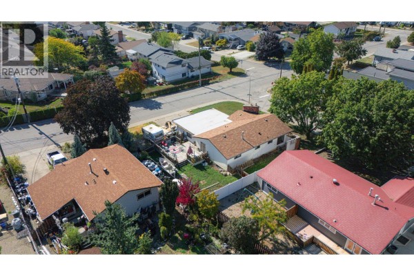 Full bathroom - 1311 25th Avenue, Vernon, BC V1T7L5 Photo 5