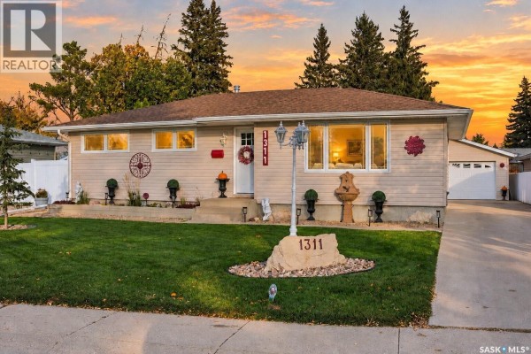 Residential for sale at 1311 Queen Crescent, Moose Jaw, SK - MLS® TxZ8sv
