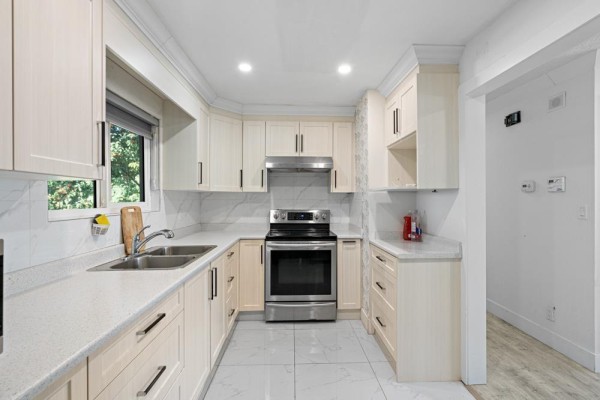 13115 107a Avenue, Surrey, BC V3T2G9 Photo 4