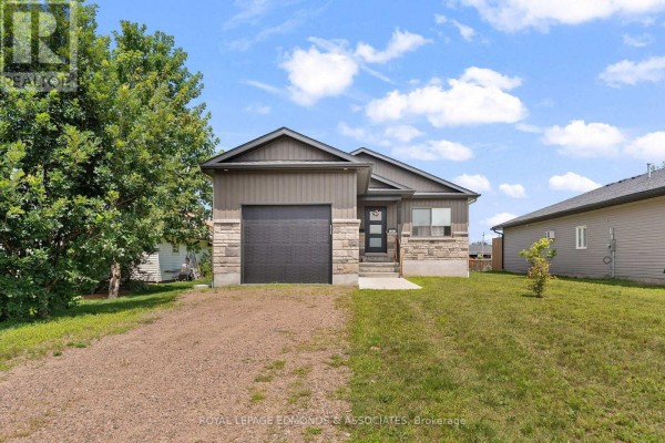 1313 Blakely Crescent, Pembroke, ON, photo 2