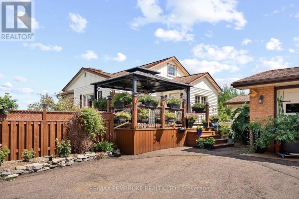 1315 Blakely Crescent W, Pembroke, ON, photo 2