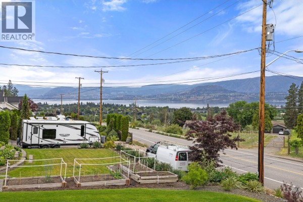 Laundry room - 1315 Dehart Road, Kelowna, BC V1W4N3 Photo 4