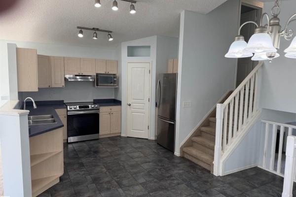 Kitchen - 1316 Grant Wy Nw, Edmonton, AB T5T6M8 Photo 3