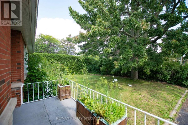 1319 Rebecca Street, Oakville, ON, photo 2
