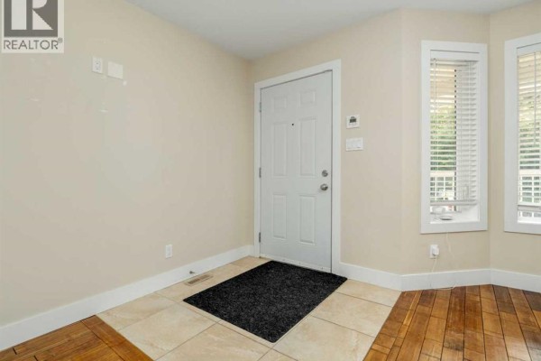 Living room - 132 14 Street N, Lethbridge, AB T1H2V7 Photo 5