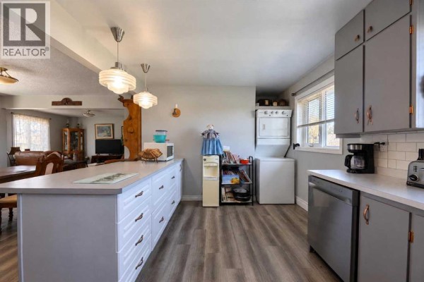 Kitchen - 1321 22 Avenue, Didsbury, AB T0M0W0 Photo 5