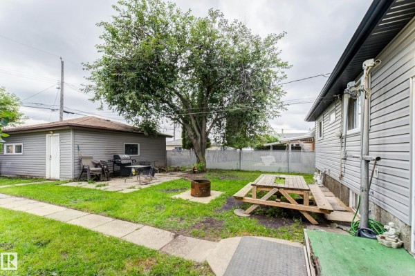 Family room - 13211 77 St Nw, Edmonton, AB T5C1C8 Photo 4