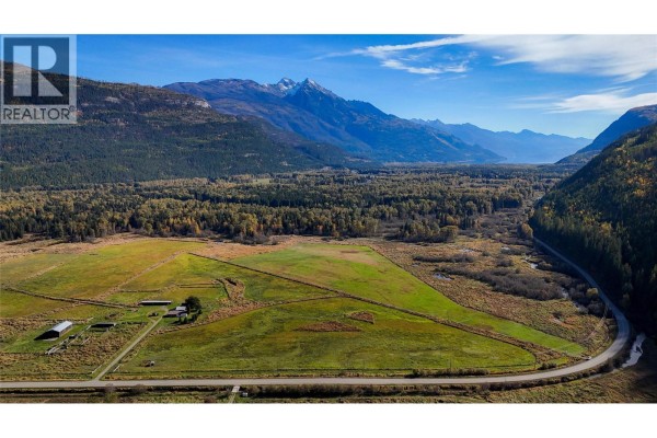 Family room - 13226 Highway 31, Meadow Creek, BC V0G1N0 Photo 2