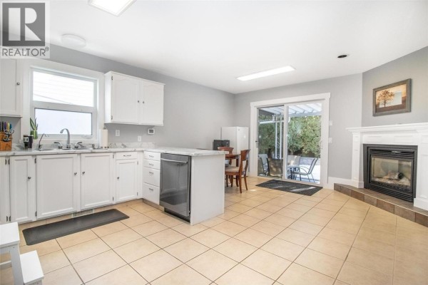 Full bathroom - 1325 Bothe Road, Kelowna, BC V1W3C1 Photo 4