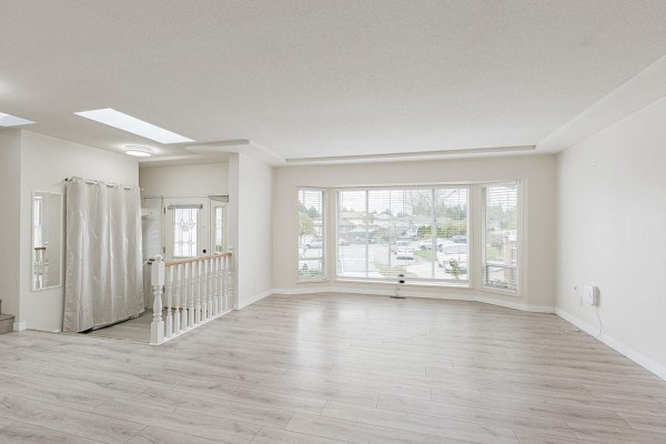 13285 98 Avenue, Surrey, BC V3T5N1 Photo 3