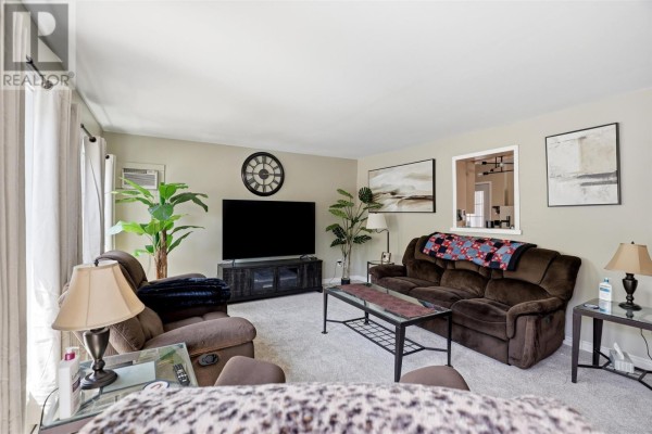 Living room - 133 Grosvenor Ave, Sault Ste  Marie, ON P6B2M2 Photo 3