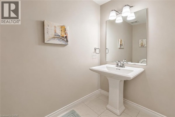 4pc Bathroom - 133 St Leger Street, Kitchener, ON N2H0B2 Photo 3