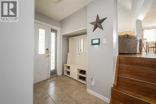 Living room - 133 Whiteoak Garden, Fort Mcmurray, AB T9K1A7 Photo 5