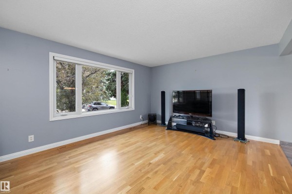 Primary Bedroom - 13304 73 St Nw, Edmonton, AB T5C0T8 Photo 5