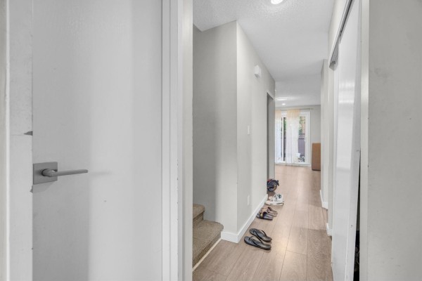 13335 70b Avenue, Surrey, BC V3W7Z3 Photo 4