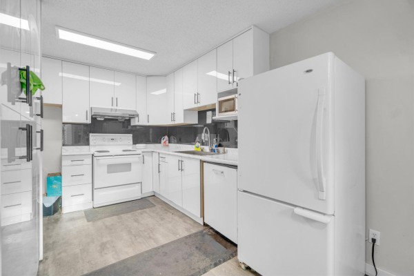 13335 70b Avenue, Surrey, BC V3W7Z3 Photo 5