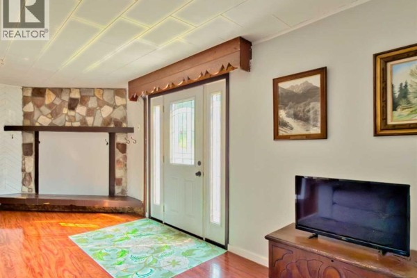 Living room - 13353 16 Avenue, Blairmore, AB T0K0E0 Photo 4