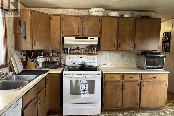 Enclosed porch - 13354 Park Frontage Road, Charlie Lake, BC V1G8G4 Photo 5