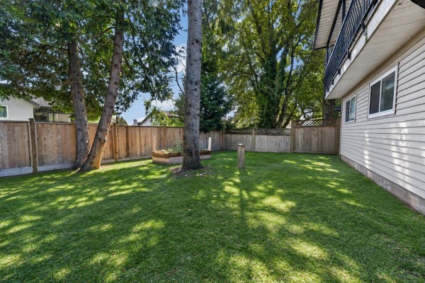 13355 65a Avenue, Surrey, BC V3W8T2 Photo 5