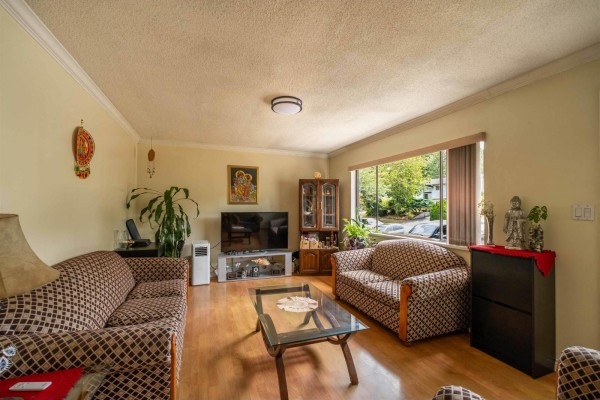 13389 Crestview Drive, Surrey, BC V3R6V3 Photo 4