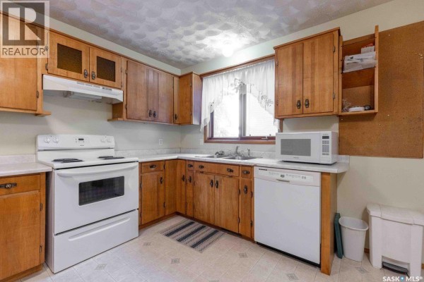 Living room - 134 Christopher Road, Saskatoon, SK S7J3R9 Photo 2