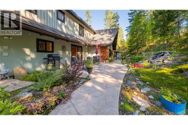 Full bathroom - 134 Riondel Road, Kootenay Bay, BC V0B1X0 Photo 2