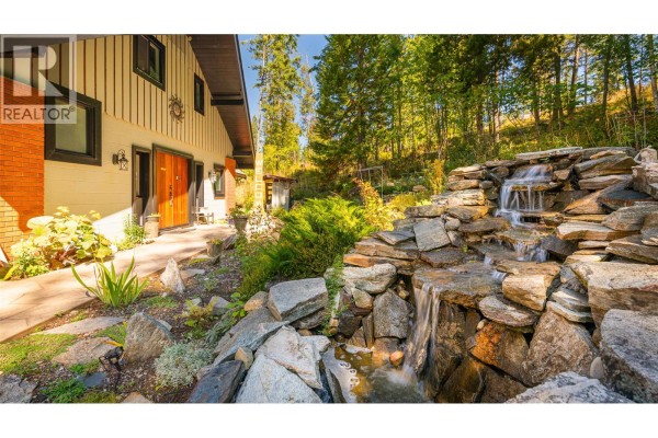 Full bathroom - 134 Riondel Road, Kootenay Bay, BC V0B1X0 Photo 5