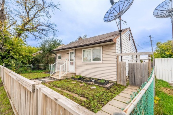 Kitchen - 1343 Logan Avenue, Winnipeg, MB R3E1R5 Photo 2