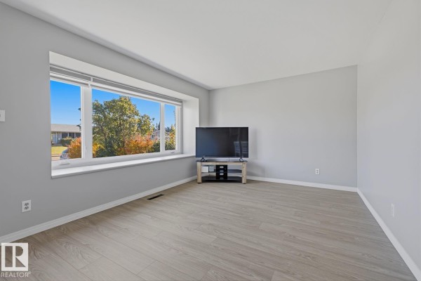 Dining room - 13436 135 St Nw, Edmonton, AB T5L1Y9 Photo 2