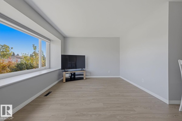 Primary Bedroom - 13436 135 St Nw, Edmonton, AB T5L1Y9 Photo 4