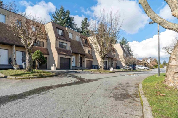 135 9463 Prince Charles Boulevard, Surrey, BC V3V7G1 Photo 4