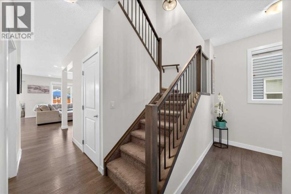 Foyer - 135 Bayview Circle Sw, Airdrie, AB T4B4H5 Photo 3