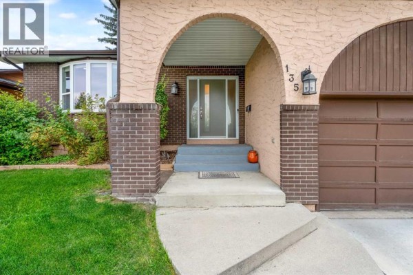 Family room - 135 Cantree Place Sw, Calgary, AB T2W2K2 Photo 4