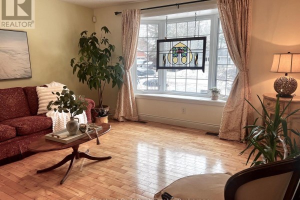 Dining room - 135 Christopher Avenue, Wasaga Beach, ON L9Z1S4 Photo 3