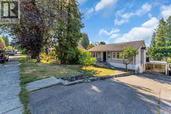135 E 27 Street, North Vancouver, BC V7N1B3 Photo 2