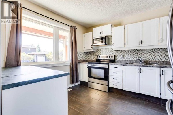 Kitchen - 135 Grayling Crescent, Fort Mcmurray, AB T9J1J9 Photo 3