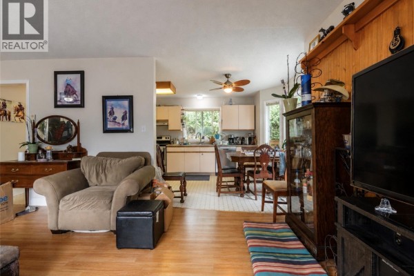 Living room - 135 Macdonald Rd, Lake Cowichan, BC V0R2G0 Photo 5