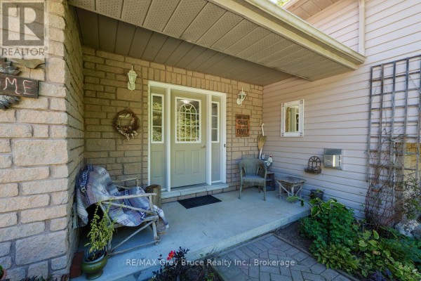 Den - 135 North Diagonal, South Bruce Peninsula, ON N0H2T0 Photo 3