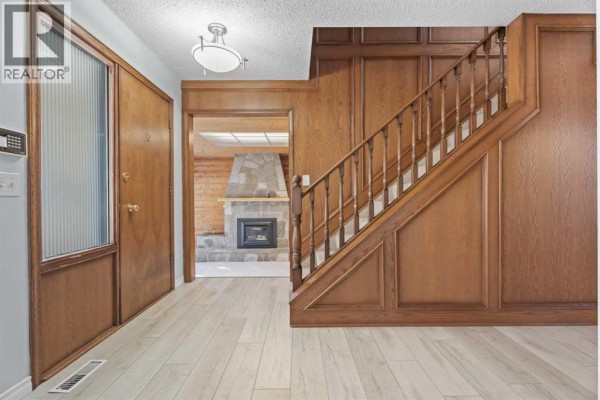 Kitchen - 135 Queensland Road Se, Calgary, AB T2J3R9 Photo 4