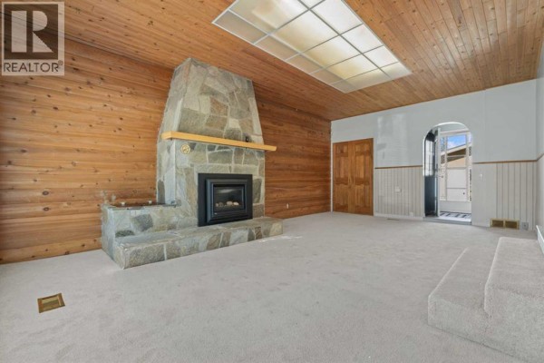 Living room - 135 Queensland Road Se, Calgary, AB T2J3R9 Photo 5