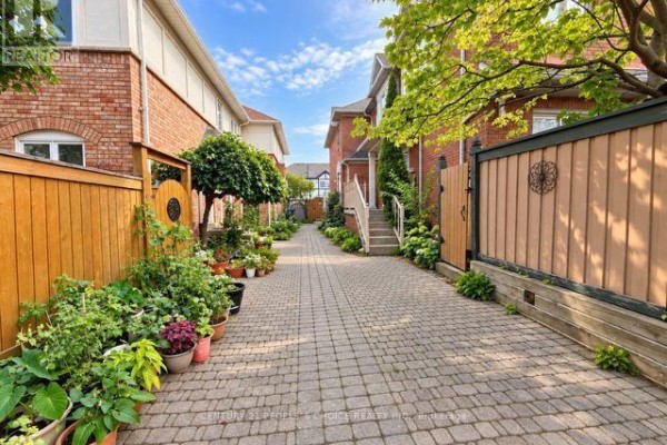 Eating area - 135 Ural Circle, Brampton, ON L6R1J6 Photo 3