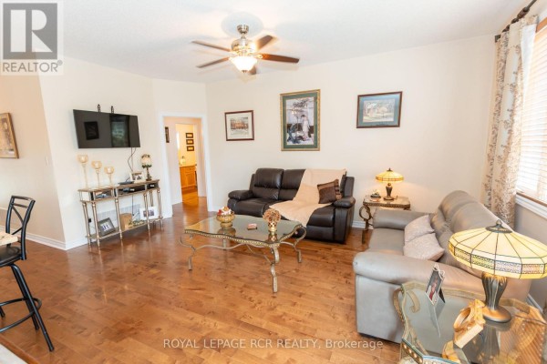 Eating area - 135 White Sands Way, Wasaga Beach, ON L9Z0E3 Photo 4