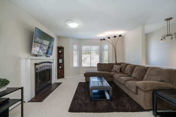 13526 64a Avenue, Surrey, BC V3W9H7 Photo 2