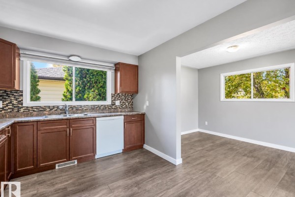 Kitchen - 13540 110 St Nw, Edmonton, AB T5E4Z2 Photo 3
