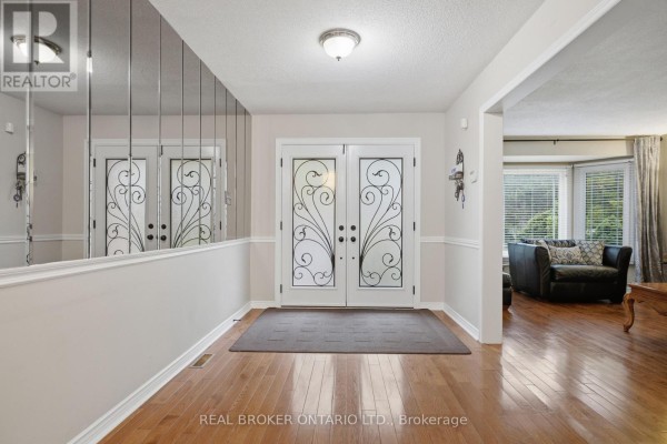 1356 Mapleridge Crescent, Oakville, ON, photo 3